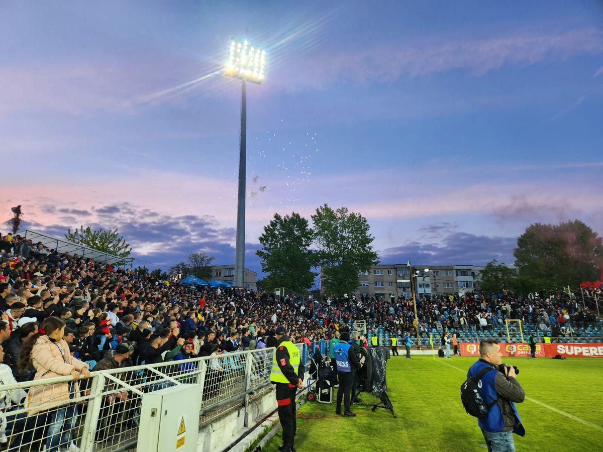 „Revelionul” de la Galați a ținut doar 5 minute » Sărbătoarea din startul meciului a fost stricată de Dinamo