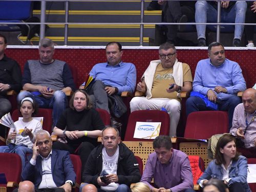 Secretarul Viorel Mazilu alături de președintele FRH Constantin Din (în stânga, pe rândul de sus) la un meci în Sala Polivalentă FOTO Imago Images