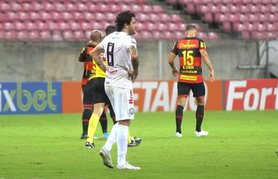 Scandalul blaturilor » Unui jucător i s-au promis 100.000 de dolari pentru a fi eliminat: „Am făcut toate faulturile posibile, am înjurat arbitrul”