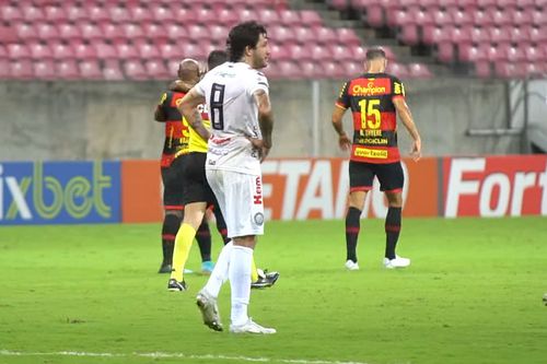Fernando Neto (în alb) a fost titular în meciul Sport Recife - Operario (5-1). Foto: Captură YouTube