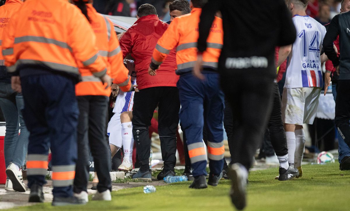 Aproape de o tragedie în timpul meciului de la Galați: „Nu! Nu se poate așa ceva! Ce caută acea bordură acolo?”