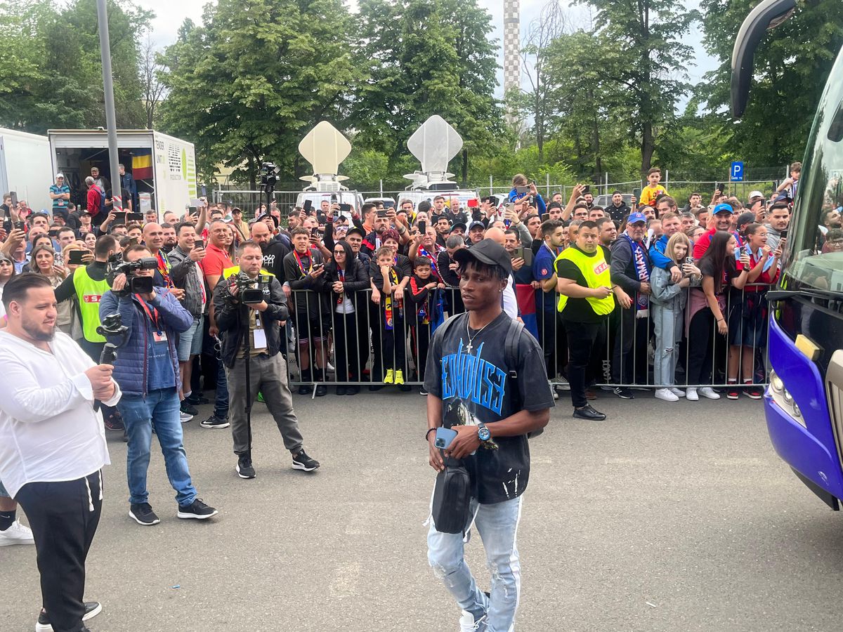 Party pe gazon! TOȚI jucătorii de la FCSB s-au îmbrăcat de gală: Chiricheș și Ngezana au ieșit în evidentă + Mesajul de pe tricoul lui MM Stoica