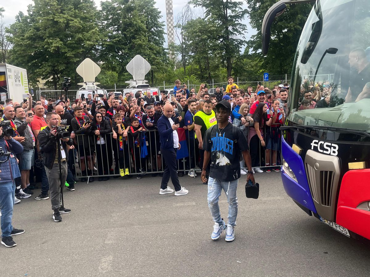 Party pe gazon! TOȚI jucătorii de la FCSB s-au îmbrăcat de gală: Chiricheș și Ngezana au ieșit în evidentă + Mesajul de pe tricoul lui MM Stoica