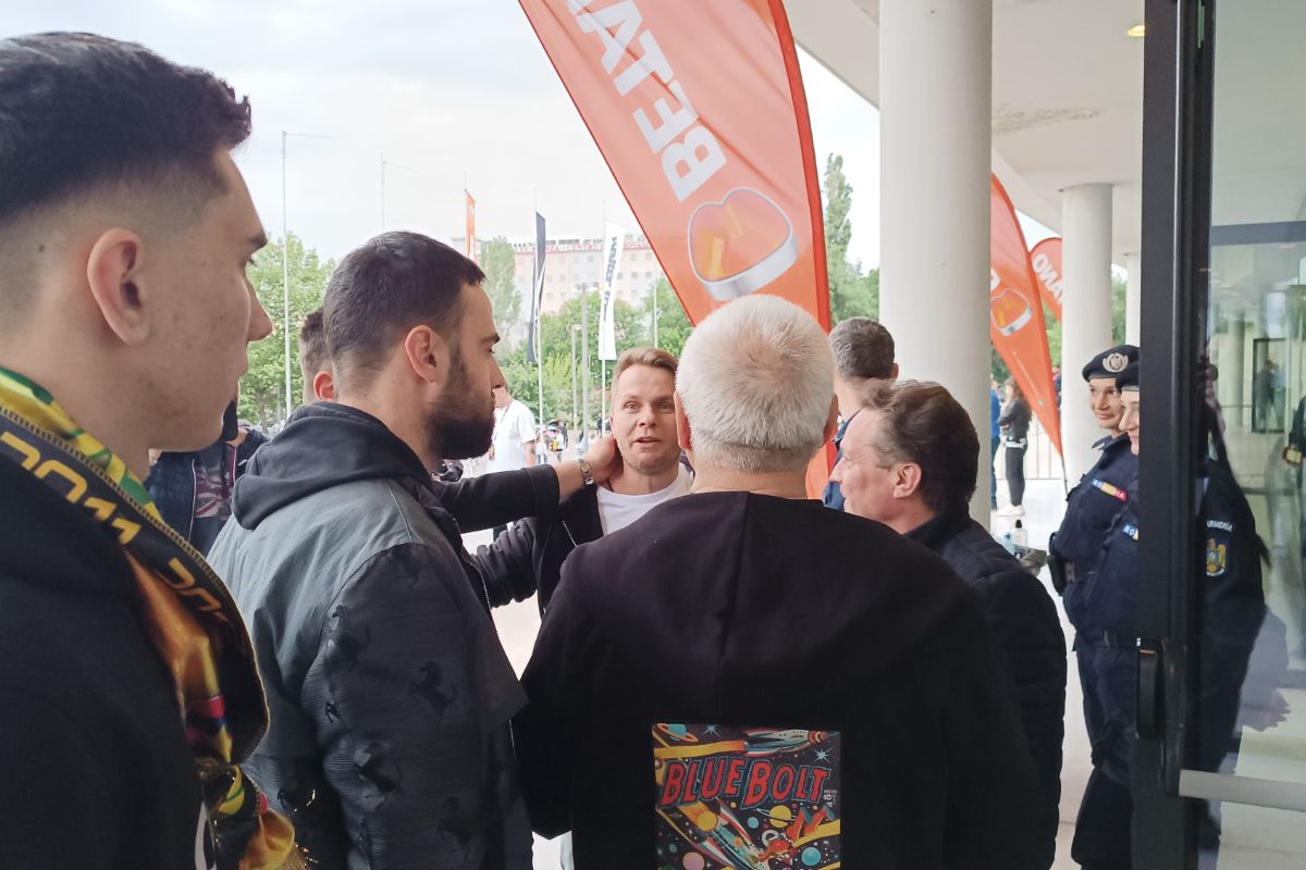 De la vedetele din „Clanul” la „frații din pustiu” ai lui Gigi Becali » Prezențe deosebite pe Arena Națională la FCSB - CFR Cluj