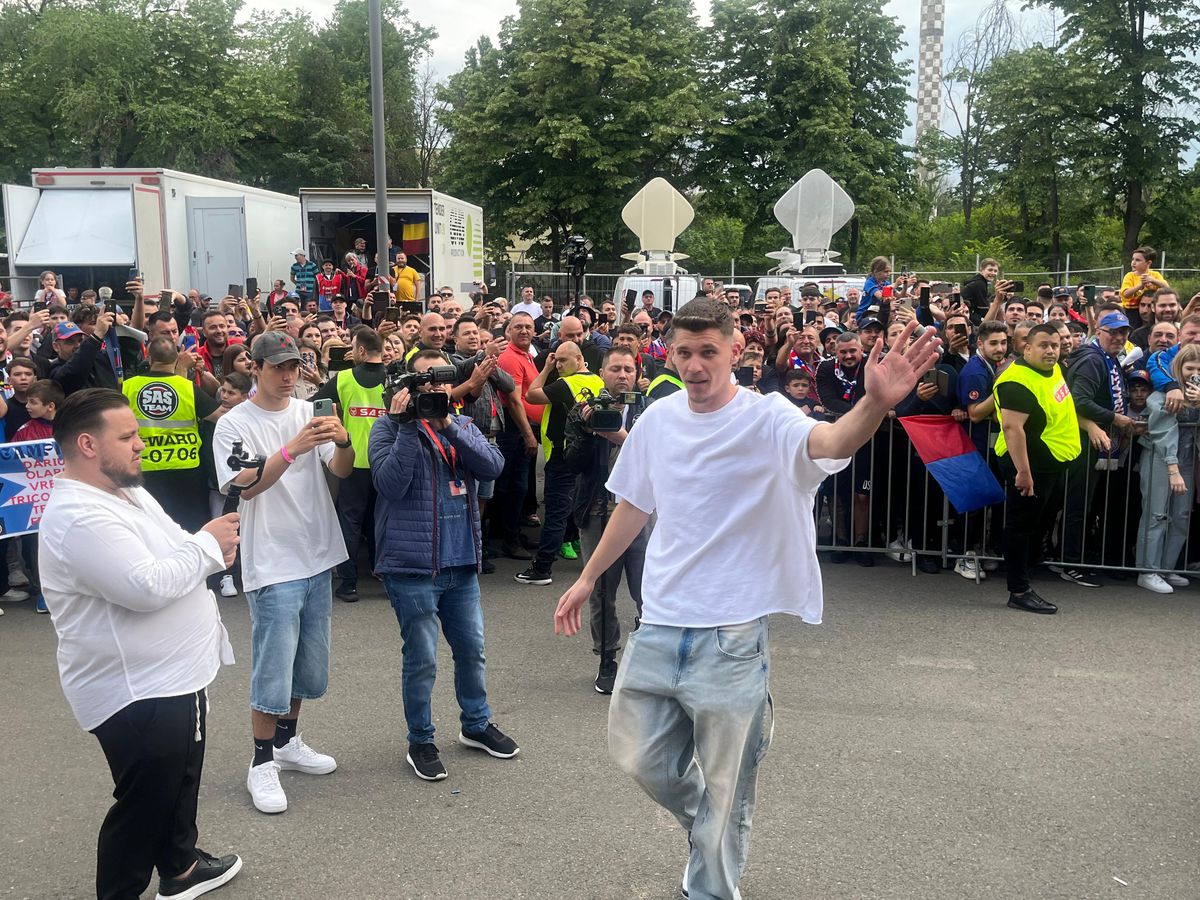 Party pe gazon! TOȚI jucătorii de la FCSB s-au îmbrăcat de gală: Chiricheș și Ngezana au ieșit în evidentă + Mesajul de pe tricoul lui MM Stoica