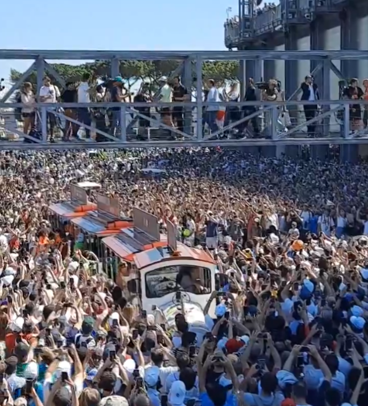 Imagini COPLEȘITOARE la Roma! Rafael Nadal, aclamat de mii de fani după ce a fost învins + Roland Garros, în pericol?