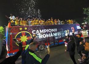 FCSB, în drum spre Ateneu » Autocarul de sărbătoare a traversat Capitala. Mii de oameni îi așteaptă pe Coman și compania