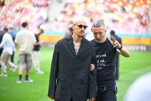 Gata de party » Cum au venit jucătorii de la FCSB la Arena Națională: Chiricheș și Ngezana au ieșit în evidentă + Mesajul de pe tricoul lui Mihai Stoica