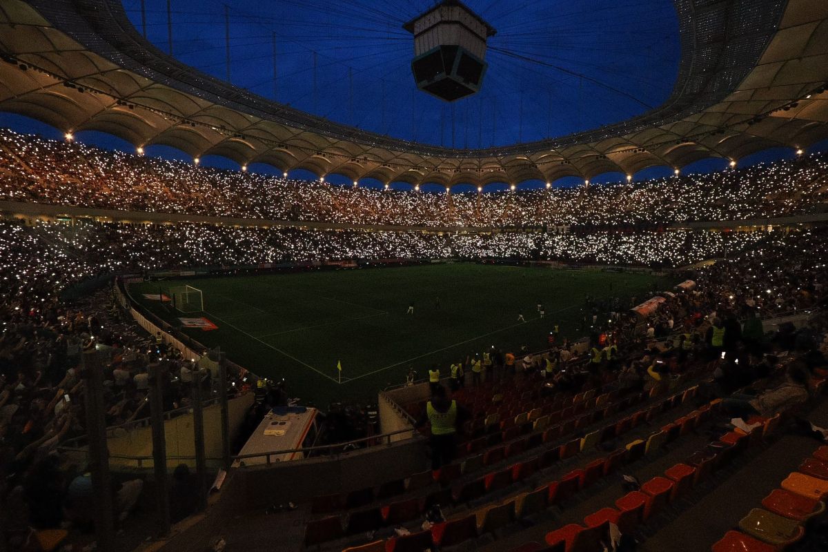 Joc spectaculos de lumini la pauza FCSB - CFR Cluj