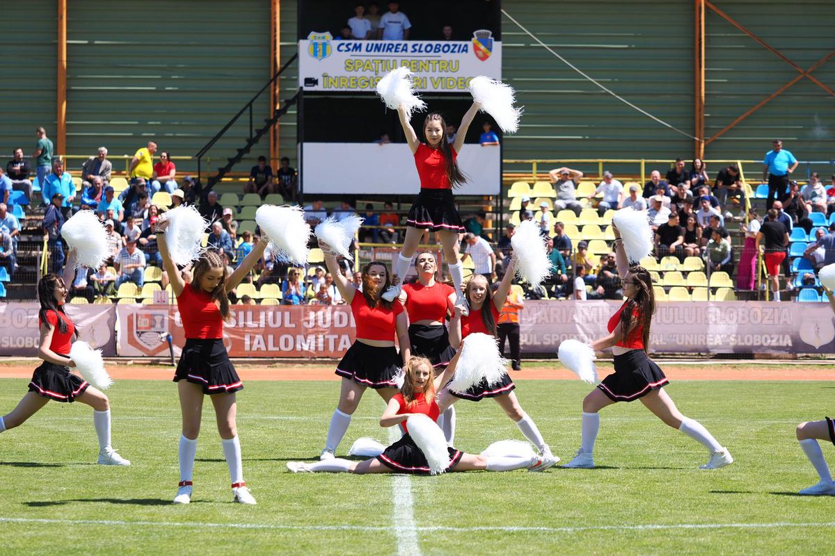 Unirea Slobozia - Șelimbăr. Majoretele au făcut spectacol la pauză