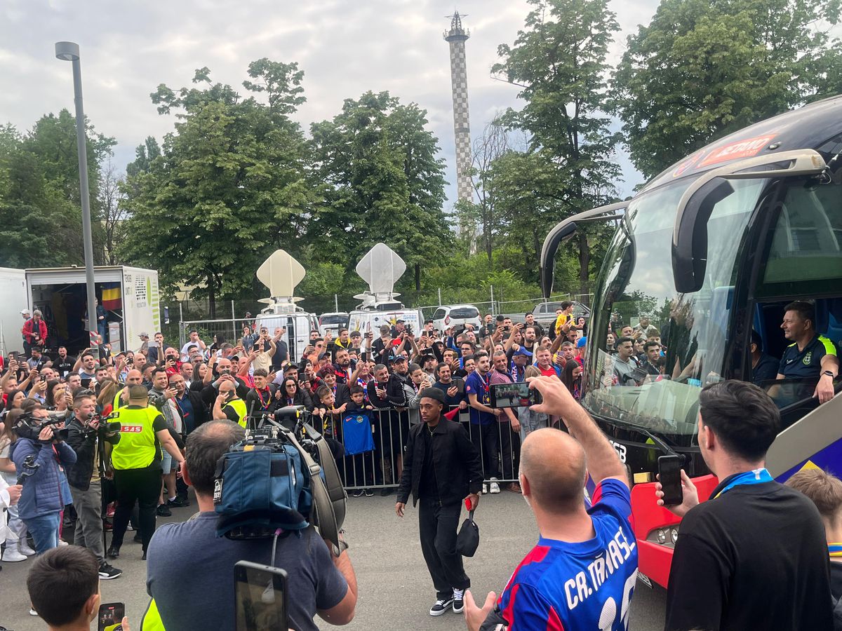 Party pe gazon! TOȚI jucătorii de la FCSB s-au îmbrăcat de gală: Chiricheș și Ngezana au ieșit în evidentă + Mesajul de pe tricoul lui MM Stoica