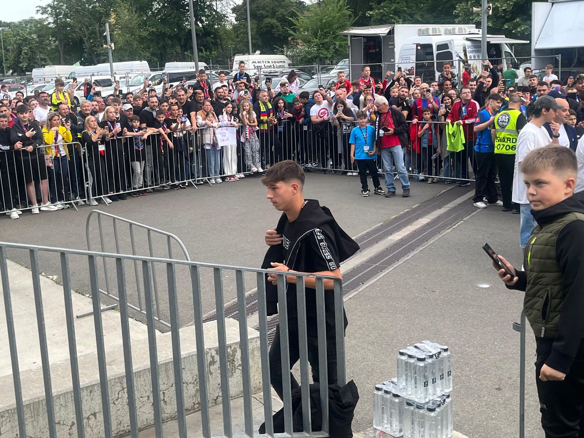 Party pe gazon! TOȚI jucătorii de la FCSB s-au îmbrăcat de gală: Chiricheș și Ngezana au ieșit în evidentă + Mesajul de pe tricoul lui MM Stoica