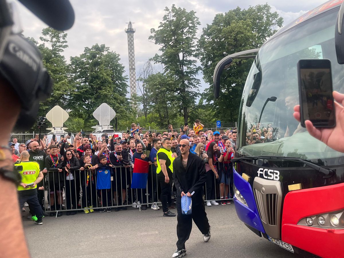Party pe gazon! TOȚI jucătorii de la FCSB s-au îmbrăcat de gală: Chiricheș și Ngezana au ieșit în evidentă + Mesajul de pe tricoul lui MM Stoica