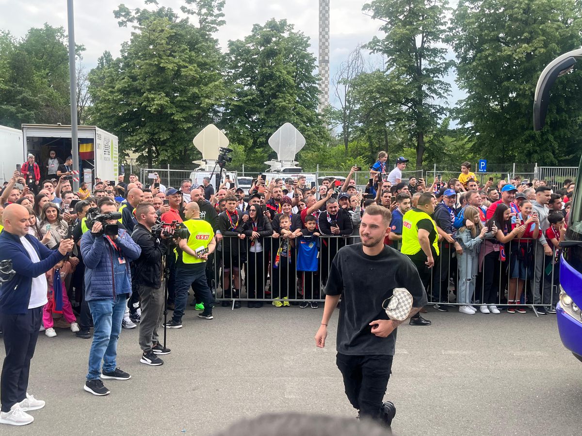 Party pe gazon! TOȚI jucătorii de la FCSB s-au îmbrăcat de gală: Chiricheș și Ngezana au ieșit în evidentă + Mesajul de pe tricoul lui MM Stoica