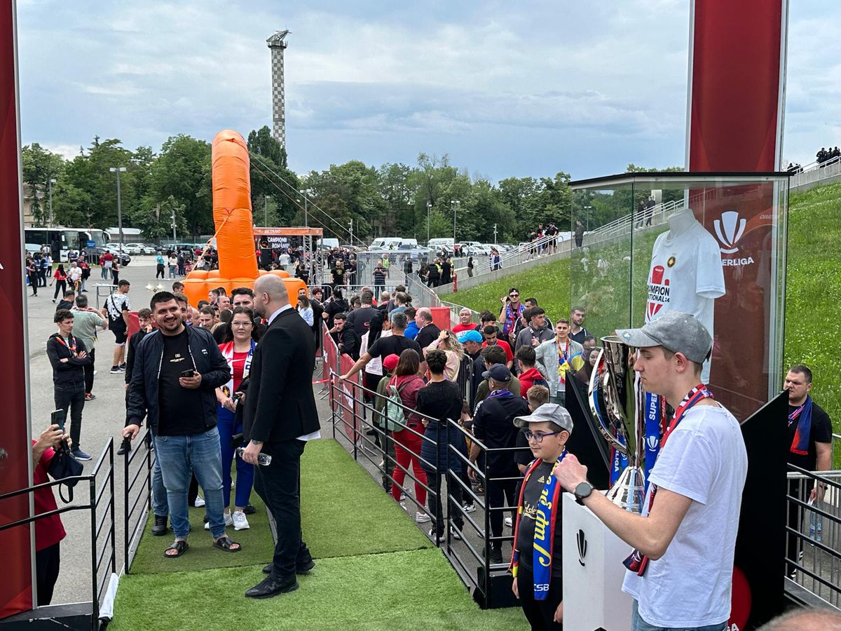 Trofeul de campioană al FCSB