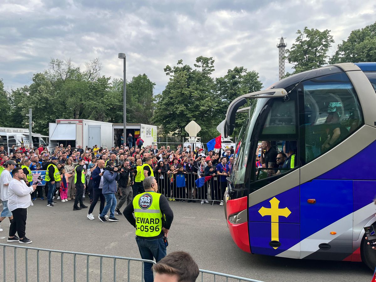 Party pe gazon! TOȚI jucătorii de la FCSB s-au îmbrăcat de gală: Chiricheș și Ngezana au ieșit în evidentă + Mesajul de pe tricoul lui MM Stoica