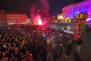 FCSB, în drum spre Ateneu » Autocarul de sărbătoare a traversat Capitala. Mii de oameni i-au întâmpinat pe Coman și compania