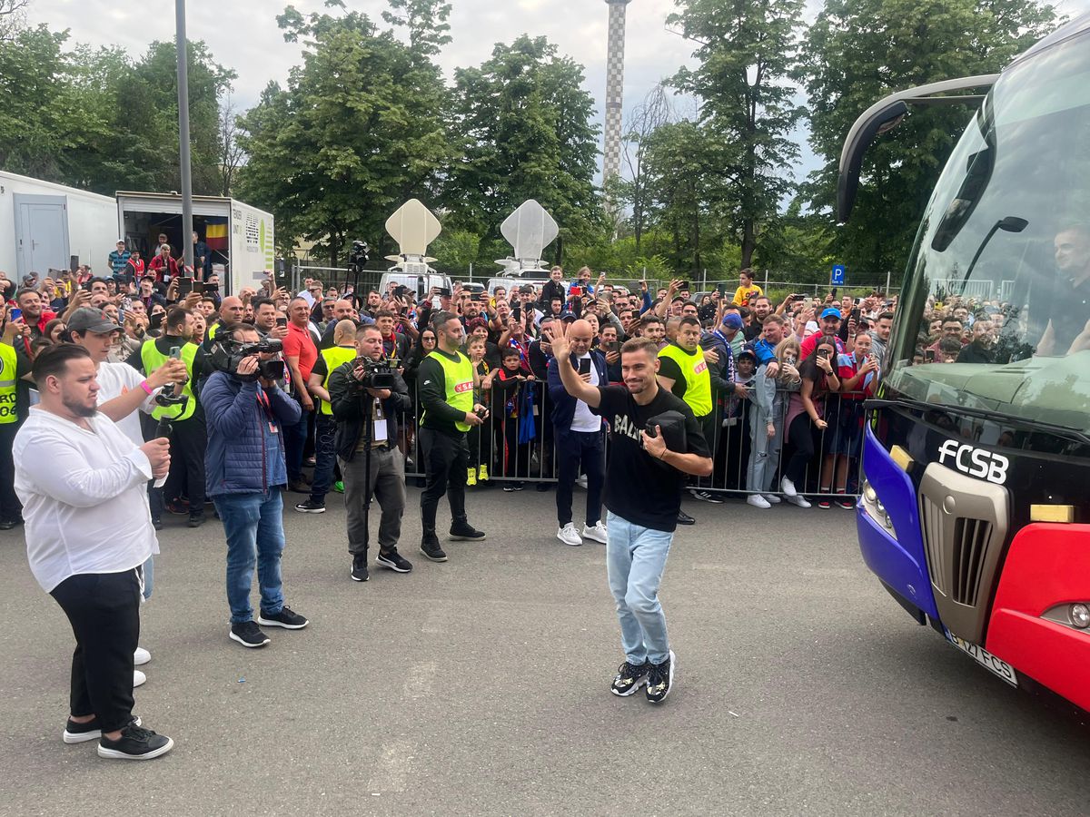 Party pe gazon! TOȚI jucătorii de la FCSB s-au îmbrăcat de gală: Chiricheș și Ngezana au ieșit în evidentă + Mesajul de pe tricoul lui MM Stoica