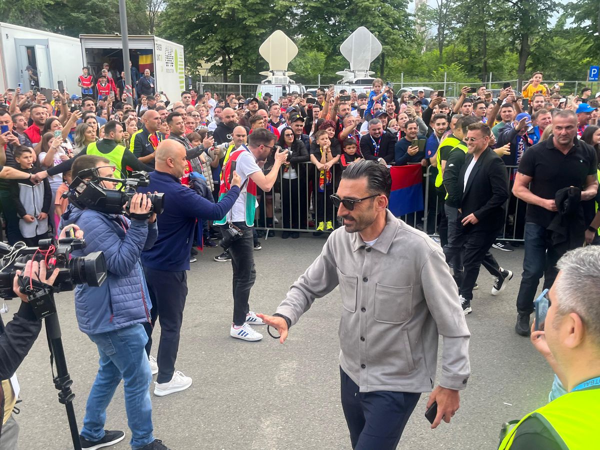 Party pe gazon! TOȚI jucătorii de la FCSB s-au îmbrăcat de gală: Chiricheș și Ngezana au ieșit în evidentă + Mesajul de pe tricoul lui MM Stoica