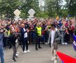 Party pe gazon! TOȚI jucătorii de la FCSB s-au îmbrăcat de gală: Chiricheș și Ngezana au ieșit în evidentă + Mesajul de pe tricoul lui MM Stoica