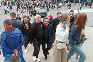 De la vedetele „Clanul” la „frații din pustiu” ai lui Gigi Becali » Prezențe deosebite pe Arena Națională la FCSB - CFR Cluj