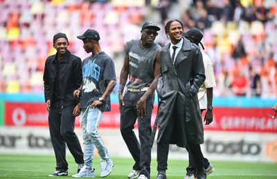 Party pe gazon! TOȚI jucătorii de la FCSB s-au îmbrăcat de gală: Chiricheș și Ngezana au ieșit în evidentă + Mesajul de pe tricoul lui MM Stoica