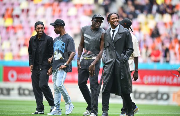 Party pe gazon! TOȚI jucătorii de la FCSB s-au îmbrăcat de gală: Chiricheș și Ngezana au ieșit în evidentă + Mesajul de pe tricoul lui MM Stoica