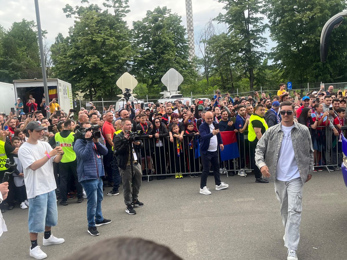 Party pe gazon! TOȚI jucătorii de la FCSB s-au îmbrăcat de gală: Chiricheș și Ngezana au ieșit în evidentă + Mesajul de pe tricoul lui MM Stoica