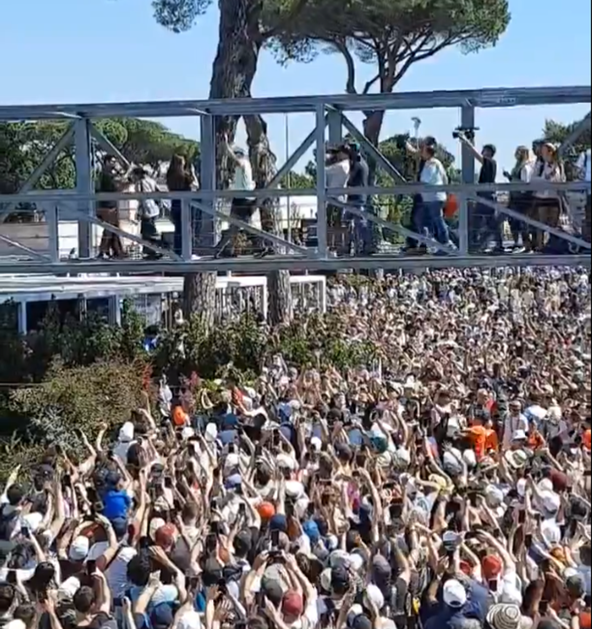 Imagini COPLEȘITOARE la Roma! Rafael Nadal, aclamat de mii de fani după ce a fost învins + Roland Garros, în pericol?