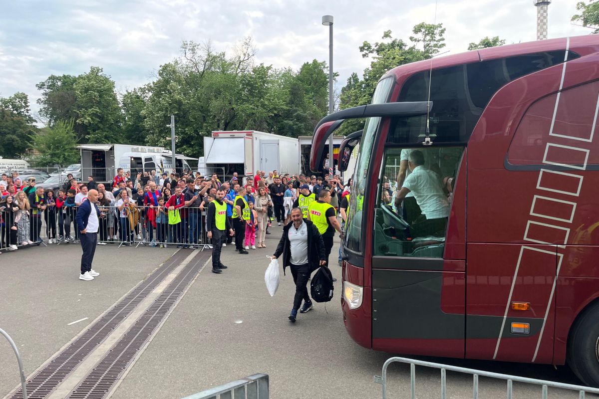 Sosire autocare înainte de FCSB - CFR Cluj