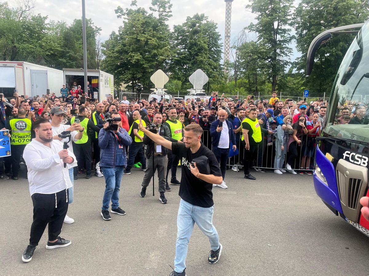 Party pe gazon! TOȚI jucătorii de la FCSB s-au îmbrăcat de gală: Chiricheș și Ngezana au ieșit în evidentă + Mesajul de pe tricoul lui MM Stoica