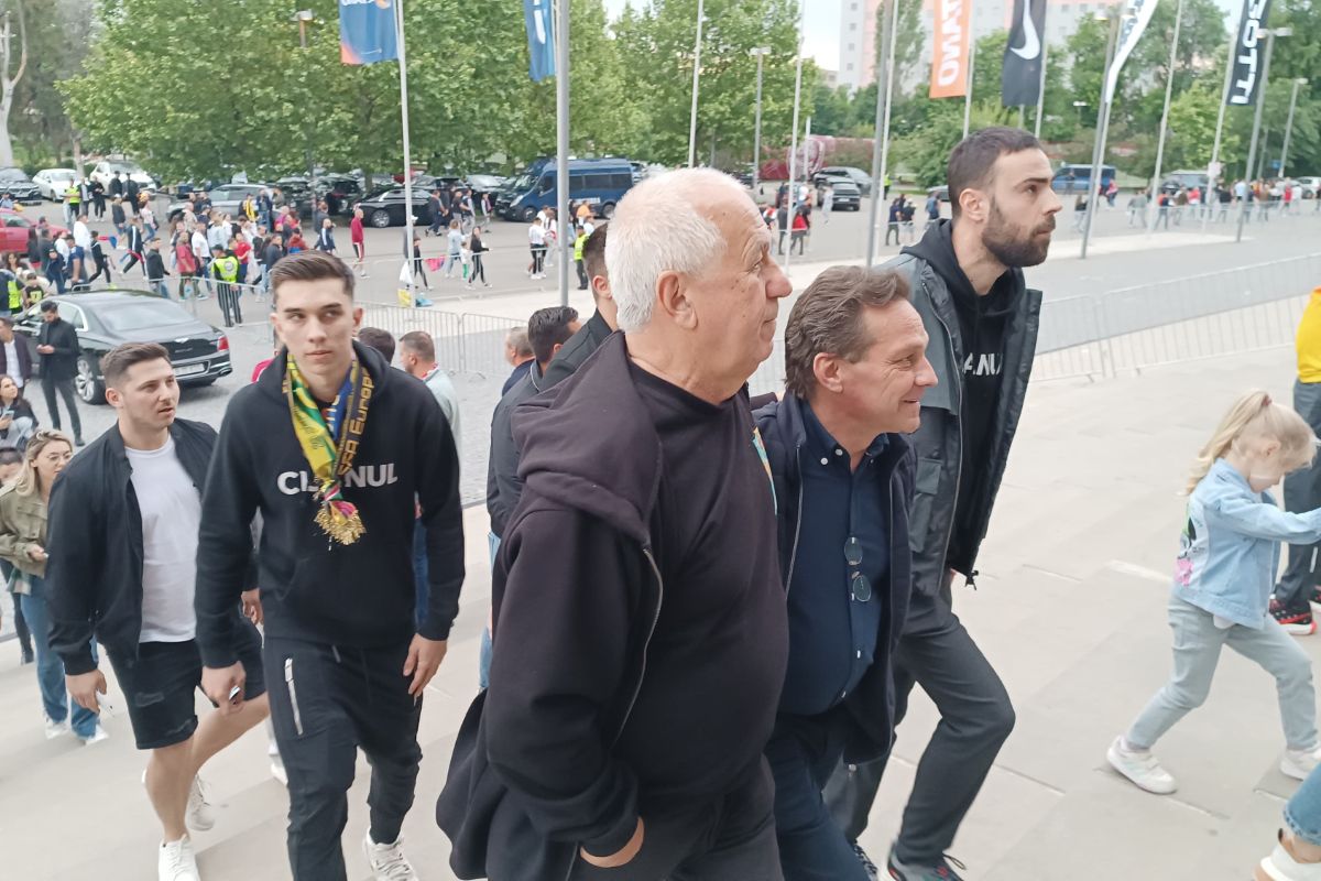 De la vedetele din „Clanul” la „frații din pustiu” ai lui Gigi Becali » Prezențe deosebite pe Arena Națională la FCSB - CFR Cluj