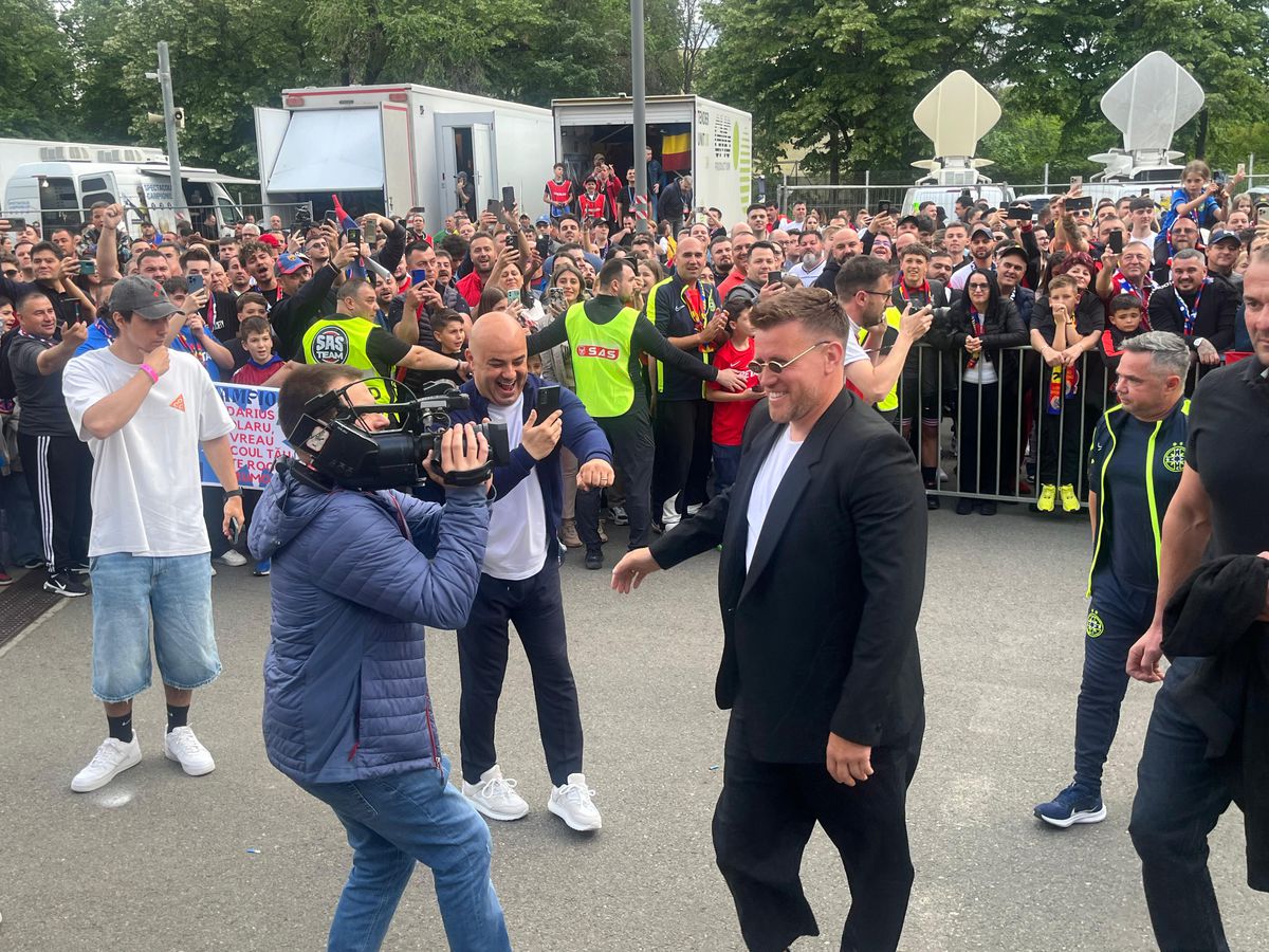 Party pe gazon! TOȚI jucătorii de la FCSB s-au îmbrăcat de gală: Chiricheș și Ngezana au ieșit în evidentă + Mesajul de pe tricoul lui MM Stoica