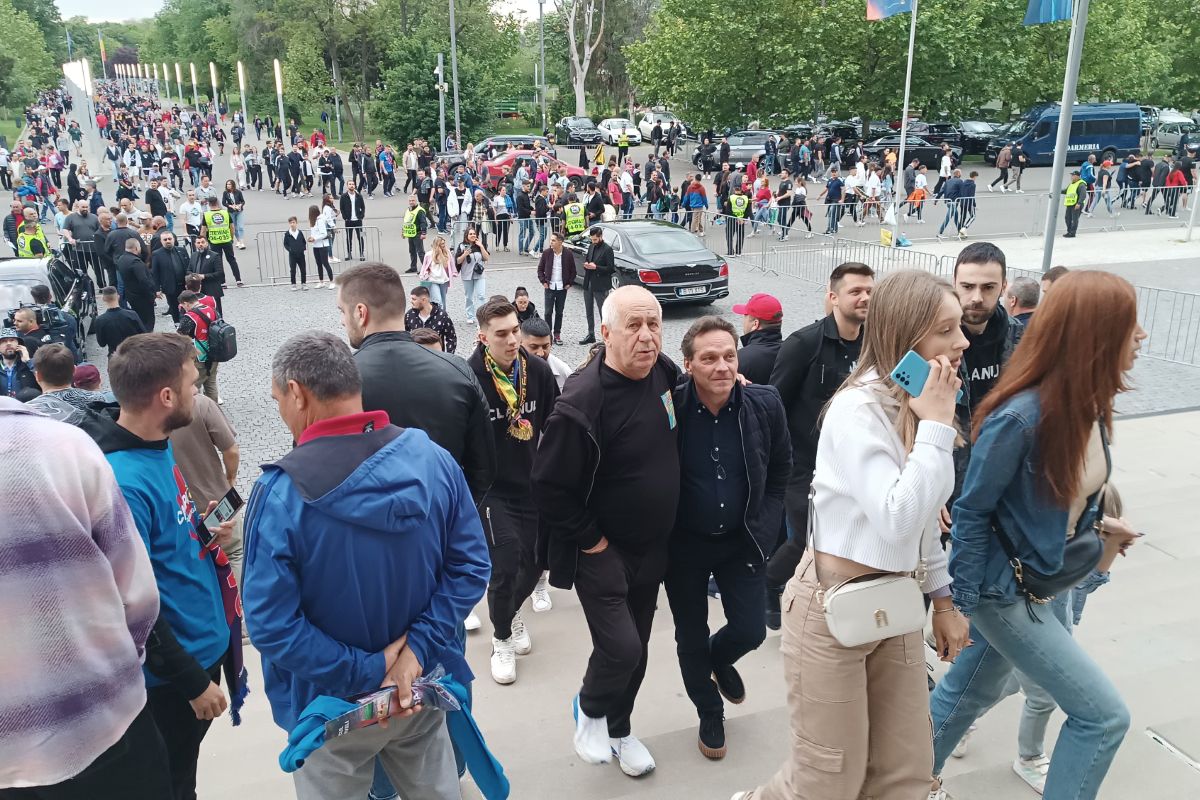 De la vedetele din „Clanul” la „frații din pustiu” ai lui Gigi Becali » Prezențe deosebite pe Arena Națională la FCSB - CFR Cluj