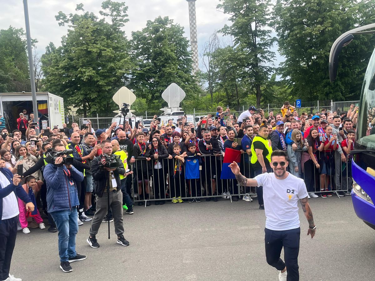 Party pe gazon! TOȚI jucătorii de la FCSB s-au îmbrăcat de gală: Chiricheș și Ngezana au ieșit în evidentă + Mesajul de pe tricoul lui MM Stoica