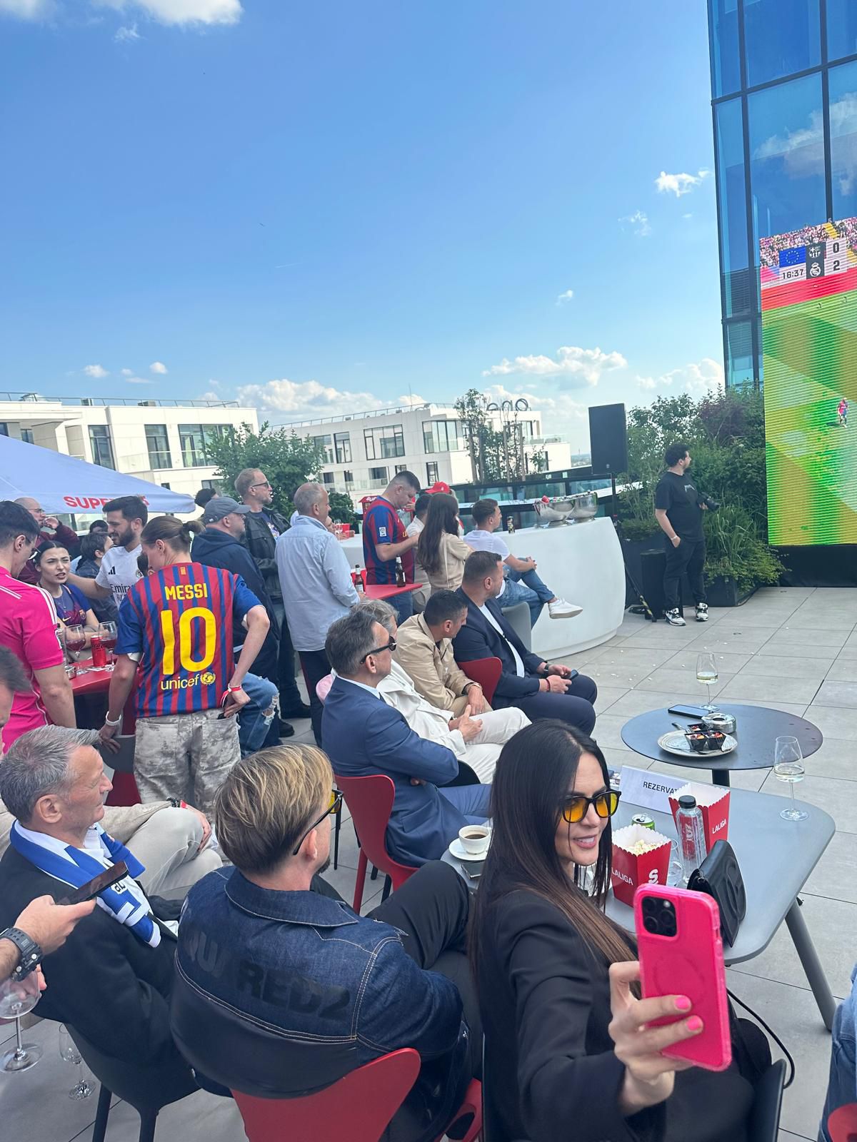 Legenda Guti a văzut Barcelona - Real Madrid la o terasă din București, împreună cu soția Romina Belluscio