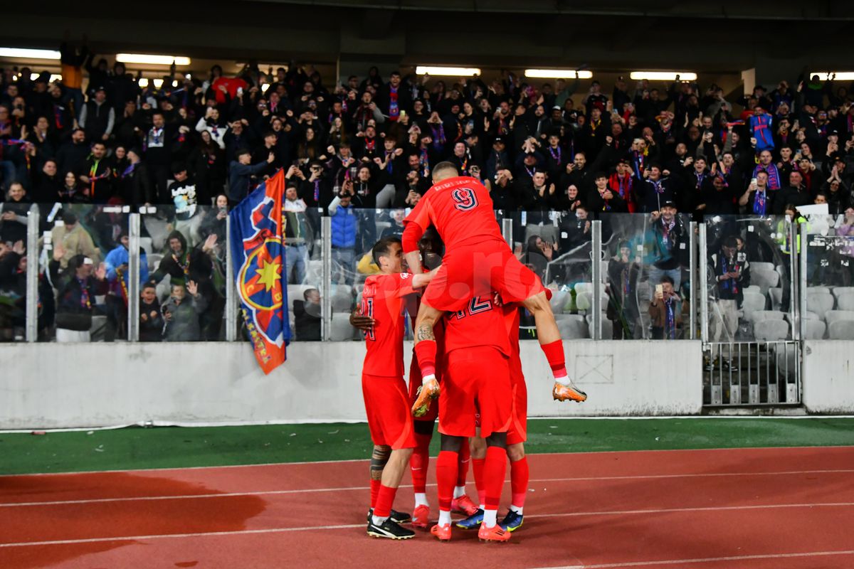 U Cluj - FCSB: imaginile bucuriei dezlănțuite din fața peluzei » Roș-albaștrii au pornit, oficial, sărbătoarea