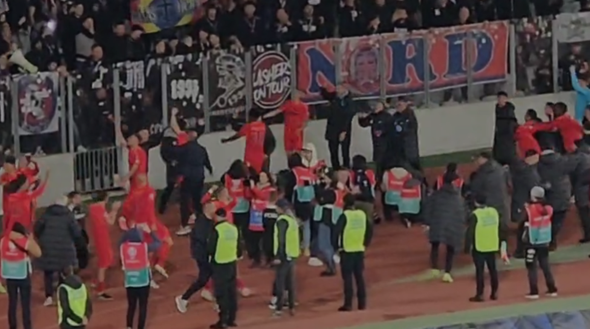 La U Cluj - FCSB s-au repetat la final scenele de anul trecut din Gruia! » Clujenii au aprins blițurile pentru a celebra campioana