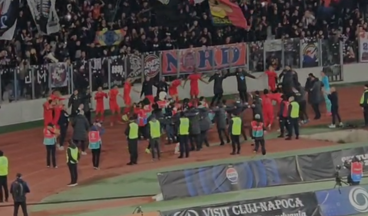 La U Cluj - FCSB s-au repetat la final scenele de anul trecut din Gruia! » Clujenii au aprins blițurile pentru a celebra campioana