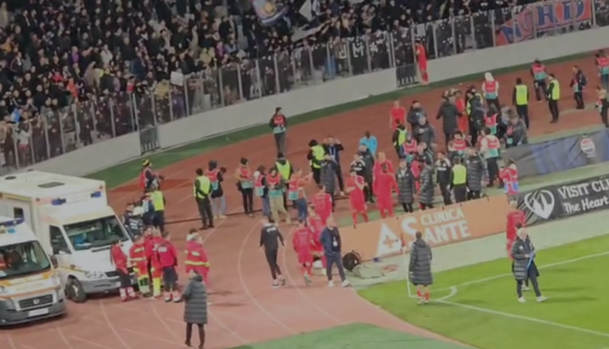 La U Cluj - FCSB s-au repetat la final scenele de anul trecut din Gruia! » Clujenii au aprins blițurile pentru a celebra campioana