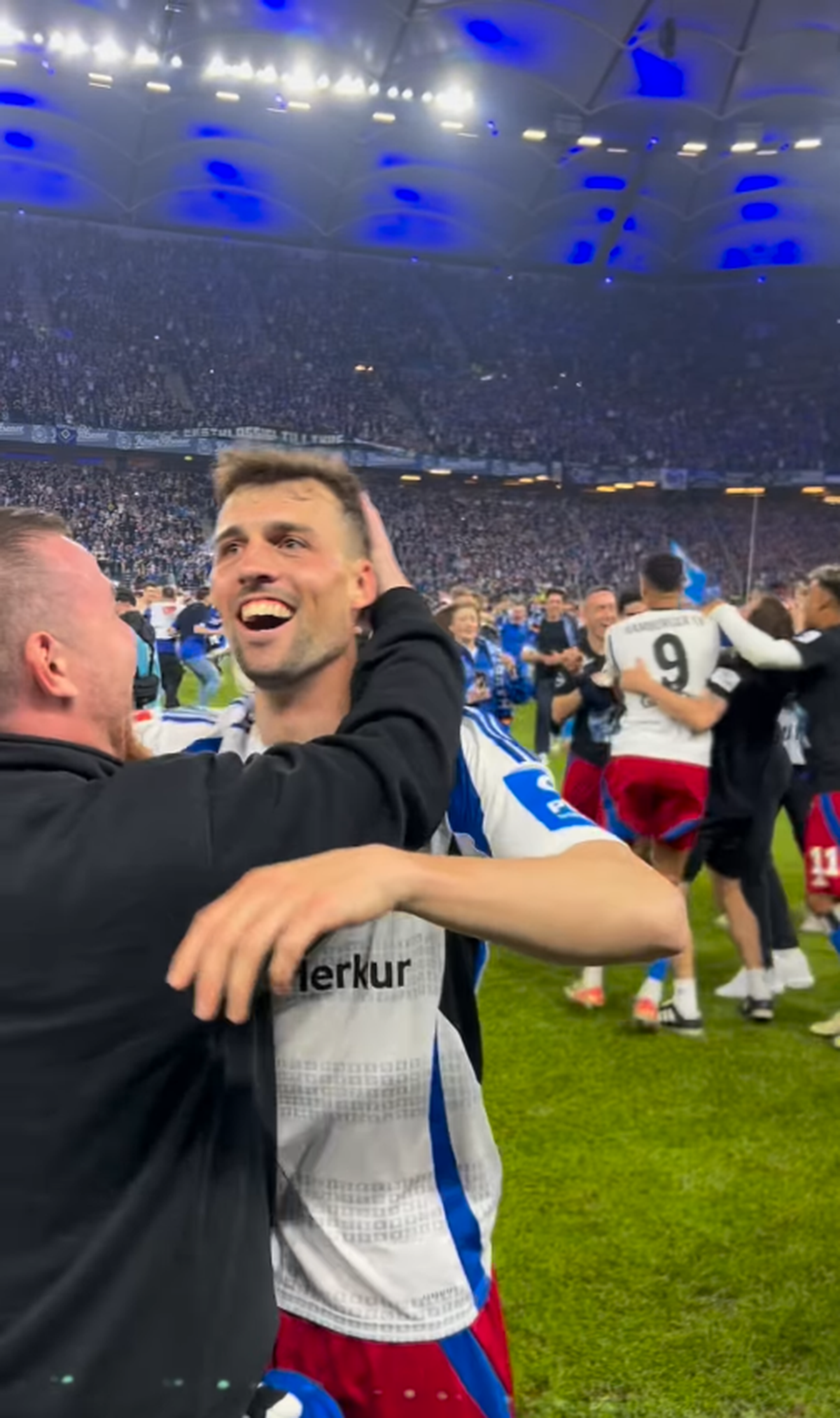 Fanii lui Hamburg au celebrat promovarea