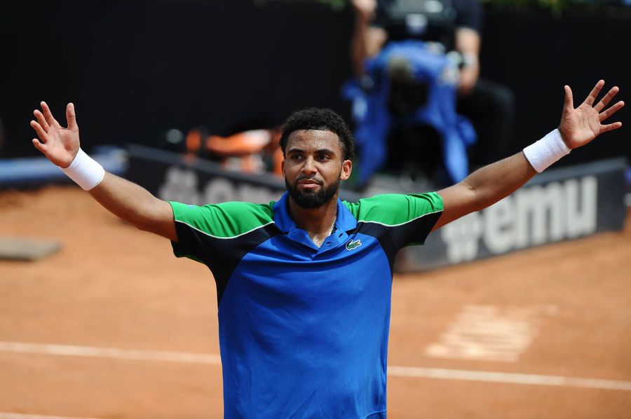 Arthur Fils sărbătorind victoria în fața lui Stefanos Tsitsipas Foto: Imago Images Dispută aprinsă la fileu în turneul de la Roma între Stefanos Tsitsipas și Arthur Fils: „A țintit spre corp, e OK, face parte din joc”