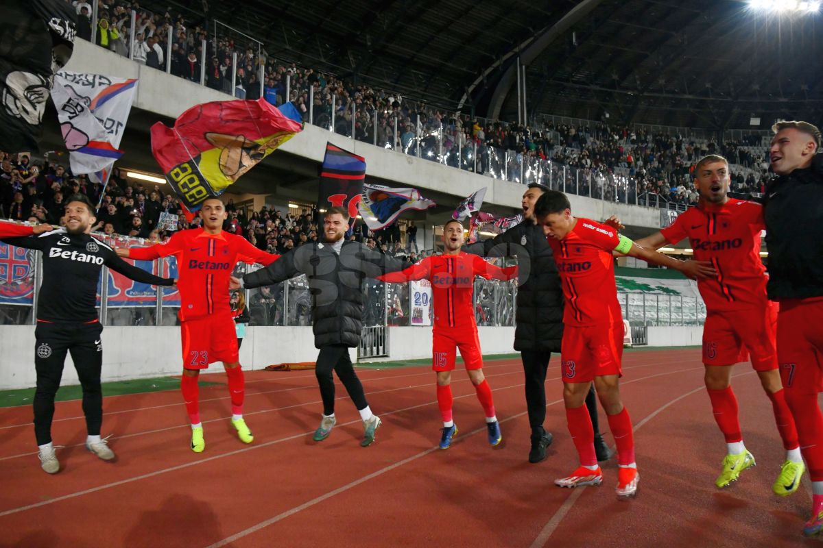 U Cluj - FCSB: imaginile bucuriei dezlănțuite din fața peluzei » Roș-albaștrii au pornit, oficial, sărbătoarea