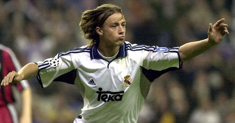 Guti, îmbrăcând tricoul celor de la Real Madrid Legenda Guti a văzut Barcelona - Real Madrid la o terasă din București, împreună cu soția Romina Belluscio