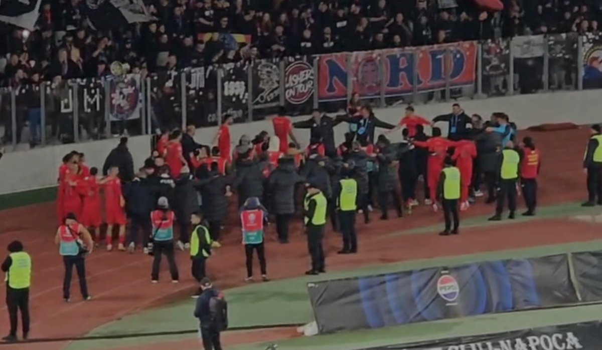 La U Cluj - FCSB s-au repetat la final scenele de anul trecut din Gruia! » Clujenii au aprins blițurile pentru a celebra campioana