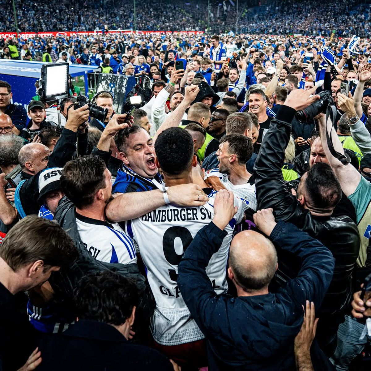 Fanii lui Hamburg au celebrat promovarea