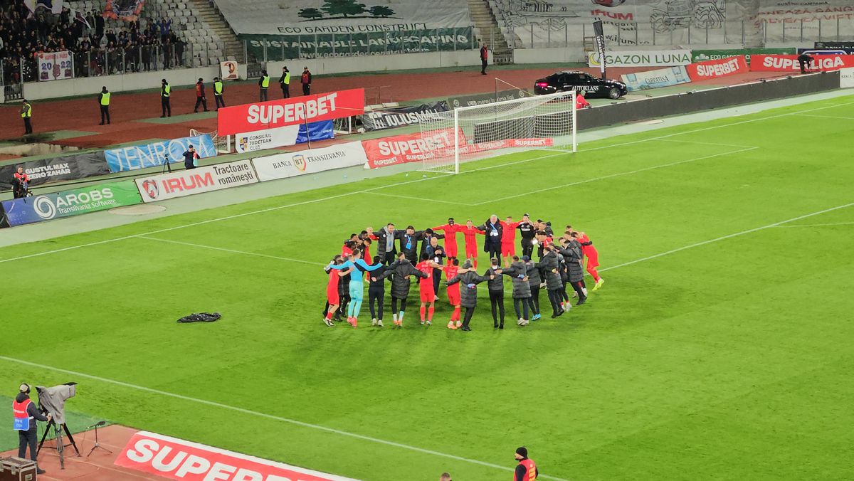 La U Cluj - FCSB s-au repetat la final scenele de anul trecut din Gruia! » Clujenii au aprins blițurile pentru a celebra campioana