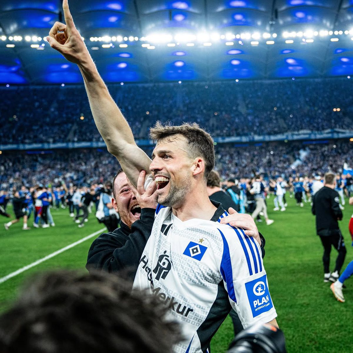 Fanii lui Hamburg au celebrat promovarea