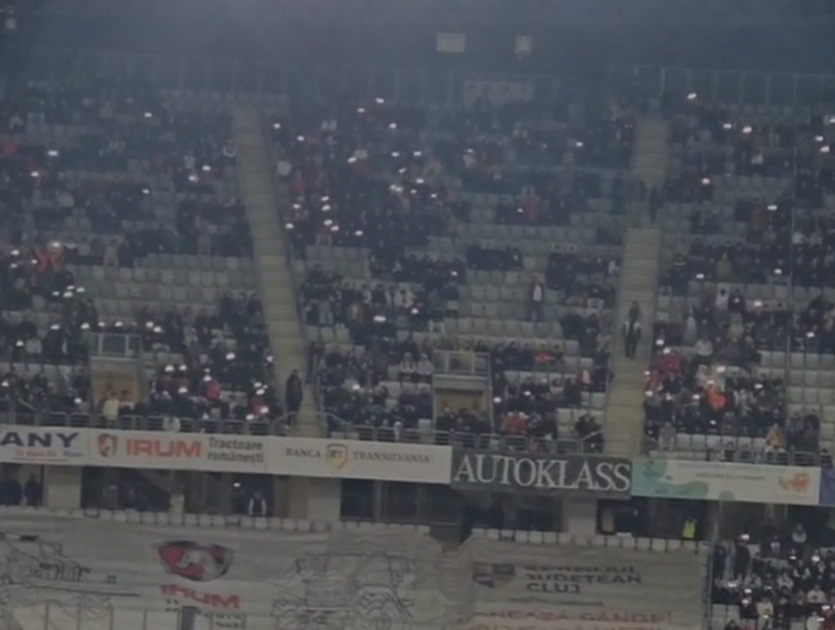 La U Cluj - FCSB s-au repetat la final scenele de anul trecut din Gruia! » Clujenii au aprins blițurile pentru a celebra campioana