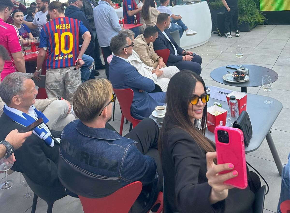 Legenda Guti a văzut Barcelona - Real Madrid la o terasă din București, împreună cu soția Romina Belluscio